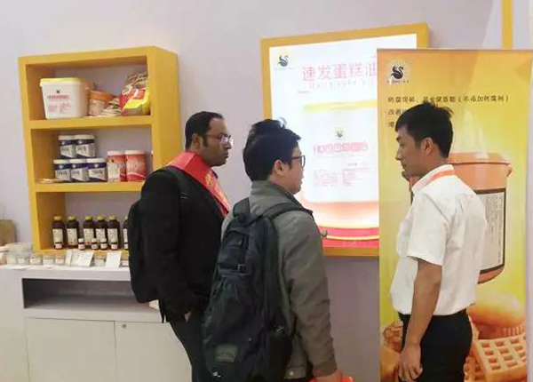 孟加拉国朋友也来参观花帝产品，业务员韩照磊向他们推荐特浓牛奶香粉、香乳素等产品。