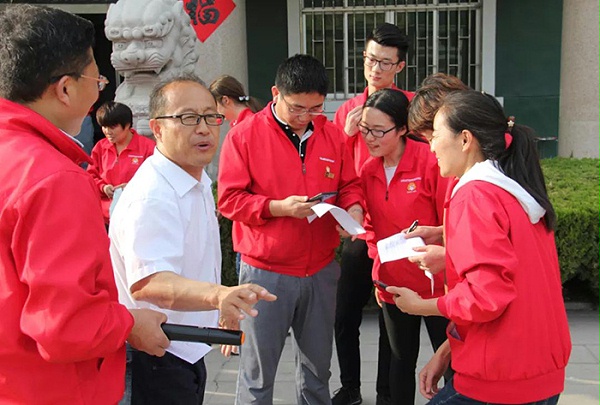 竞赛组很忙，他们组织人员比赛，指定裁判，制定比赛规则